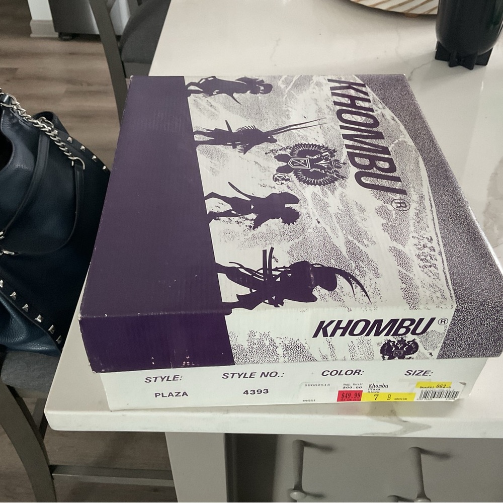 Khombu Black Winter Boots with Faux Fur Lining - Picture 5 of 6